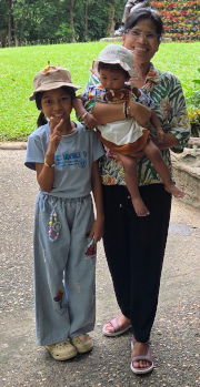 Chaweewan mit Kindern